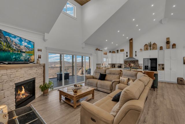 209 N Rockfish Ln, Hilham, TN 38568