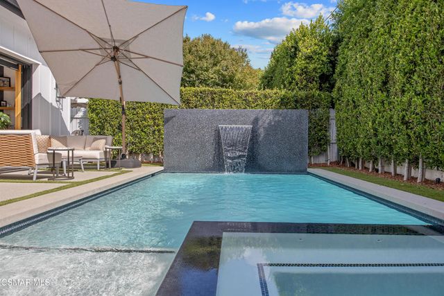 5444 Murietta Avenue, Sherman Oaks, CA 91401