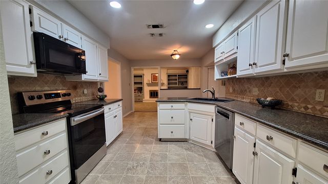 2813 Woodpath Lane, Bedford, TX 76021