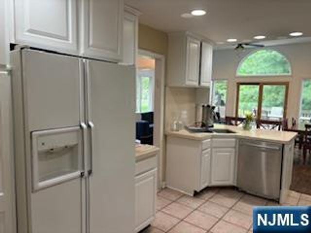 992 Ridge Court, New Milford, NJ 07646