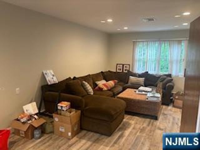992 Ridge Court, New Milford, NJ 07646