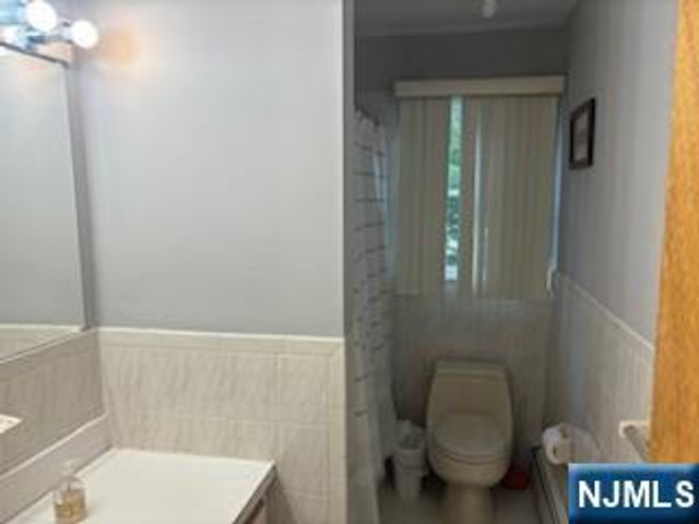 992 Ridge Court, New Milford, NJ 07646
