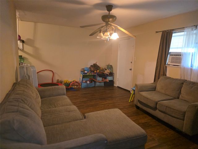 1209 N Anglin Street, Cleburne, TX 76031