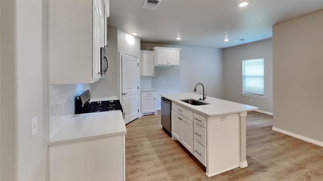 6941 Labelle Drive, Warr Acres, OK 73132