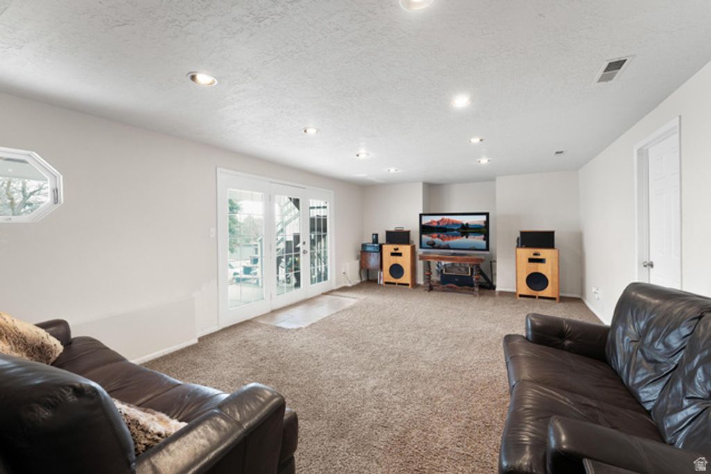 Image 15 of property listing at 2232 E LONE EAGLE LN, Sandy, UT 84092