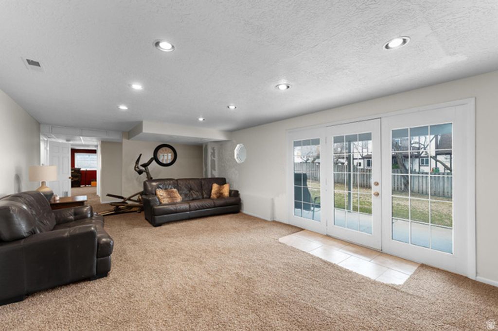 Image 16 of property listing at 2232 E LONE EAGLE LN, Sandy, UT 84092