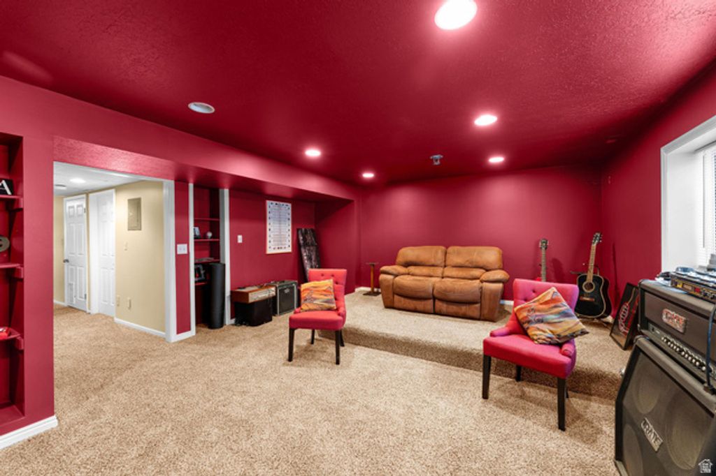 Image 17 of property listing at 2232 E LONE EAGLE LN, Sandy, UT 84092