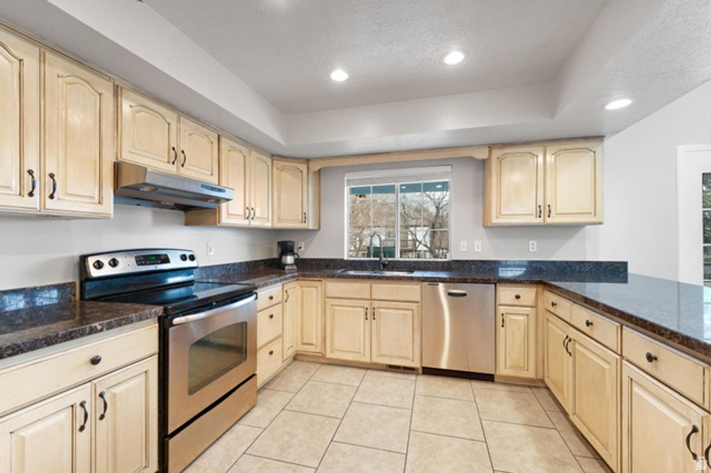 Image 5 of property listing at 2232 E LONE EAGLE LN, Sandy, UT 84092