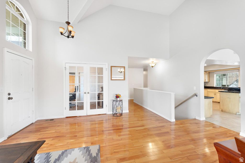 Image 9 of property listing at 2232 E LONE EAGLE LN, Sandy, UT 84092