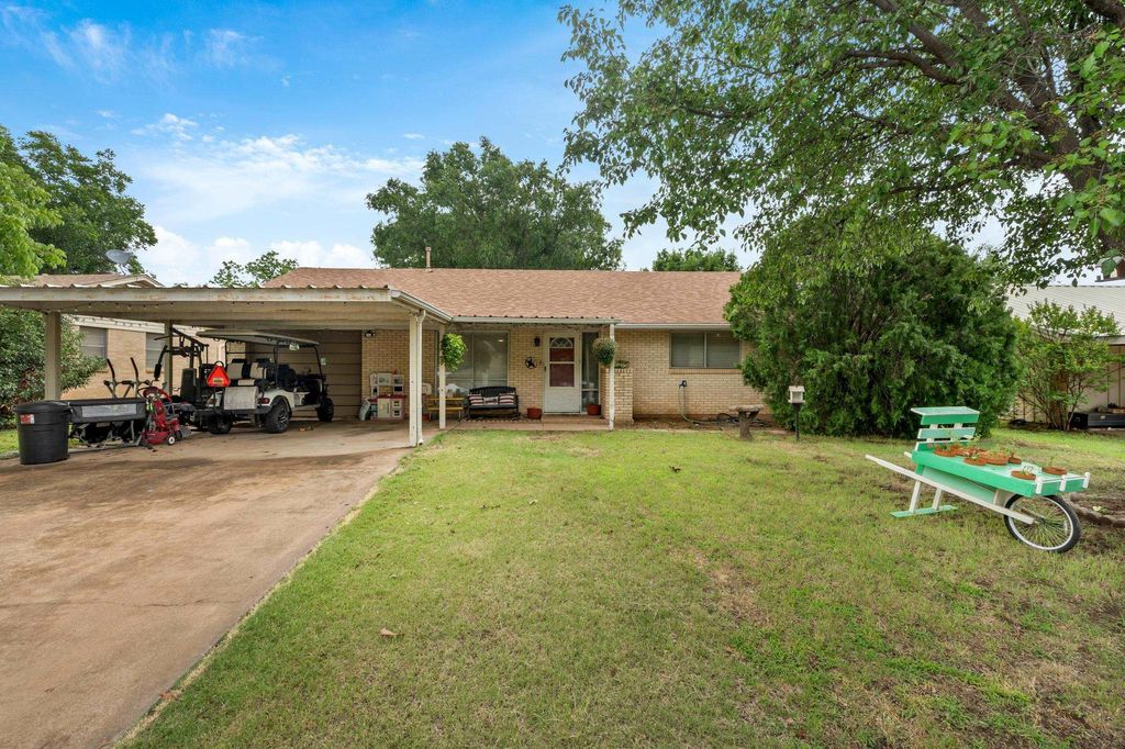 1509 DOUGLAS DRIVE, Iowa Park, TX 76367