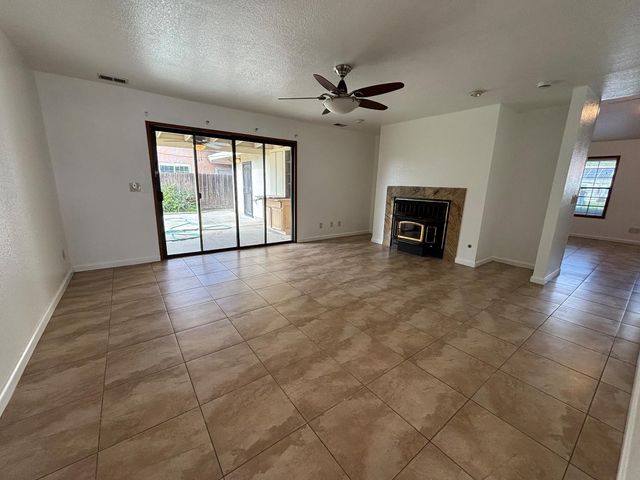 365 Foxmeadow Way, Los Banos, CA 93635