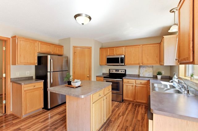 1676 Philipp Way, Shakopee, MN 55379