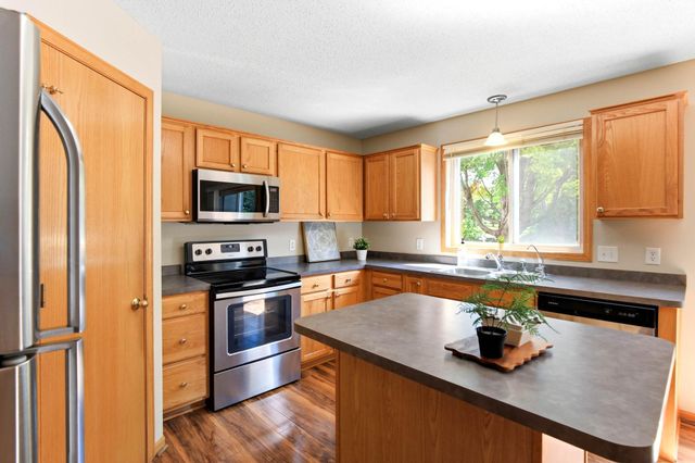 1676 Philipp Way, Shakopee, MN 55379
