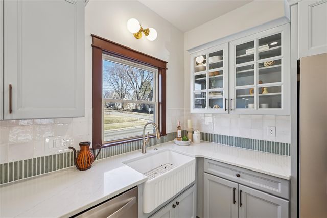 2220 E 13th Street, Des Moines, IA 50316