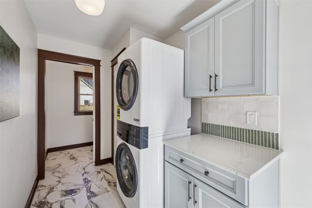 2220 E 13th Street, Des Moines, IA 50316