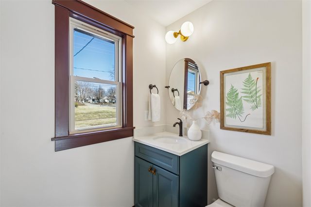 2220 E 13th Street, Des Moines, IA 50316