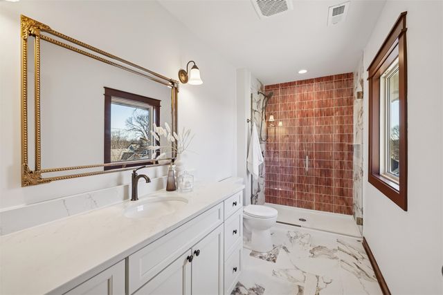 2220 E 13th Street, Des Moines, IA 50316