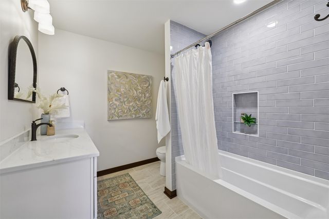 2220 E 13th Street, Des Moines, IA 50316