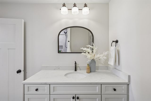 2220 E 13th Street, Des Moines, IA 50316