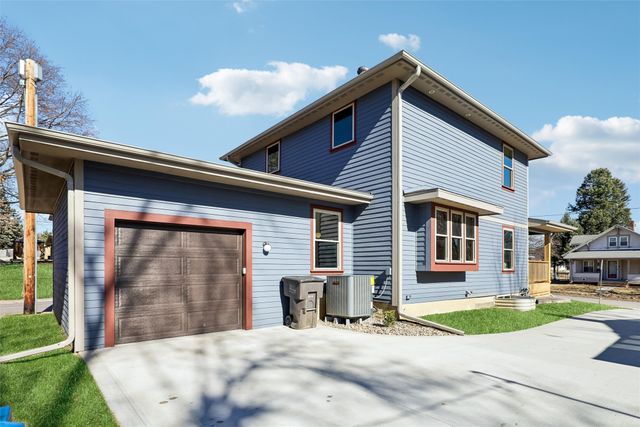 2220 E 13th Street, Des Moines, IA 50316