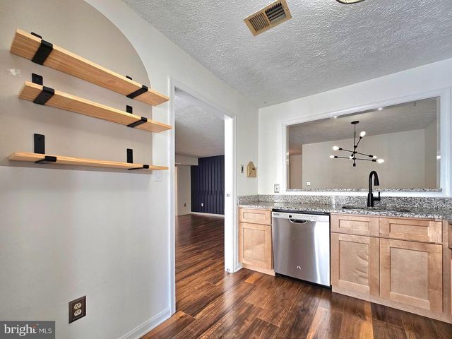 7660 WILLOW POINT DR #7660, Falls Church, VA 22042