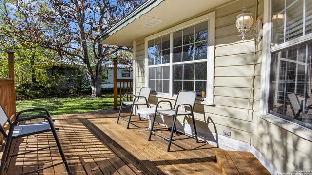 1508 E St, Floresville, TX 78114