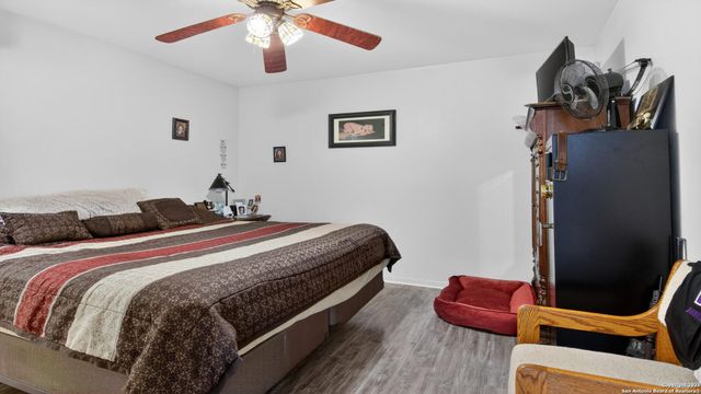 1508 E St, Floresville, TX 78114