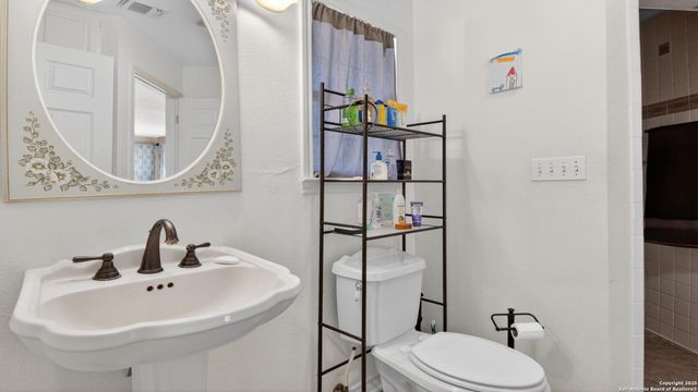 1508 E St, Floresville, TX 78114