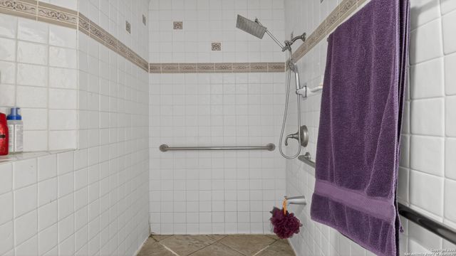 1508 E St, Floresville, TX 78114