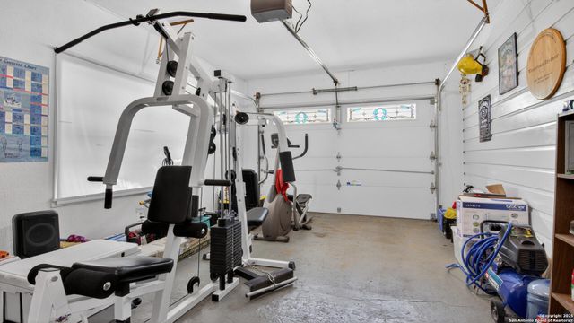 1508 E St, Floresville, TX 78114