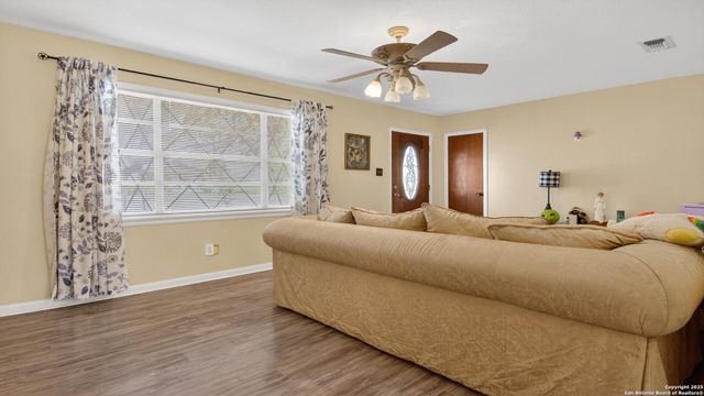 1508 E St, Floresville, TX 78114