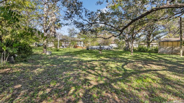 1508 E St, Floresville, TX 78114