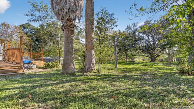 1508 E St, Floresville, TX 78114