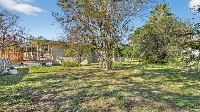1508 E St, Floresville, TX 78114