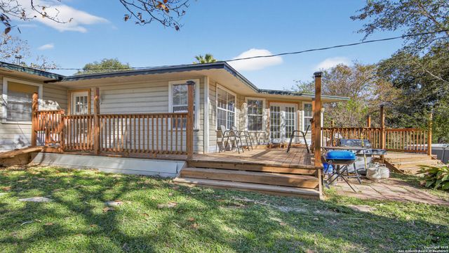 1508 E St, Floresville, TX 78114