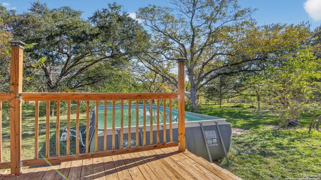 1508 E St, Floresville, TX 78114