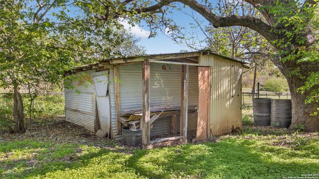 1508 E St, Floresville, TX 78114