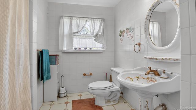 1508 E St, Floresville, TX 78114