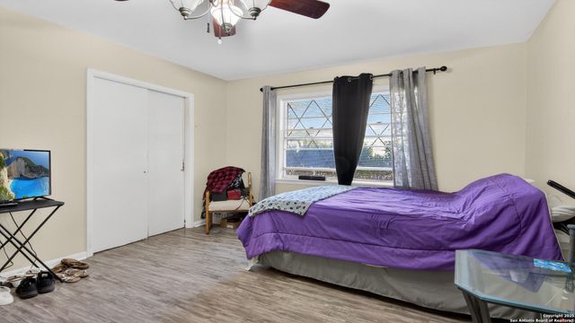 1508 E St, Floresville, TX 78114