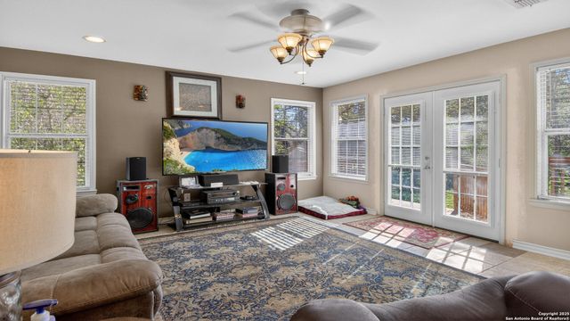 1508 E St, Floresville, TX 78114