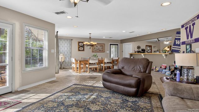 1508 E St, Floresville, TX 78114