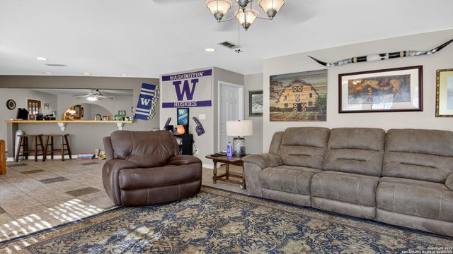 1508 E St, Floresville, TX 78114