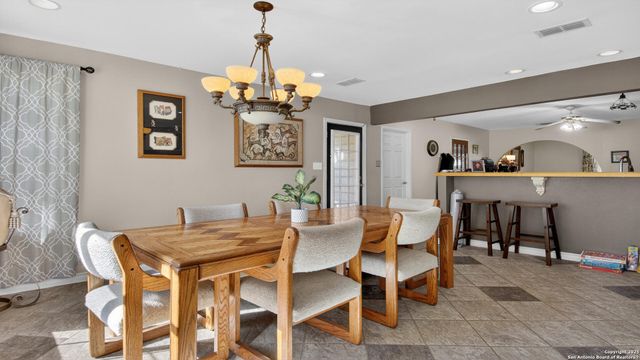 1508 E St, Floresville, TX 78114