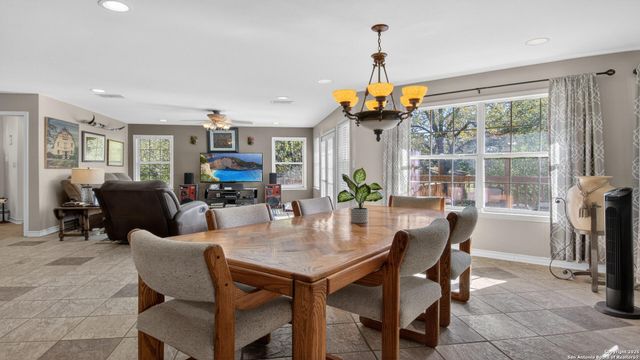 1508 E St, Floresville, TX 78114