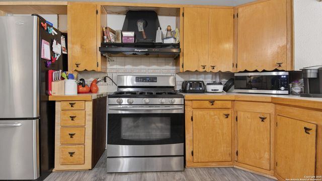 1508 E St, Floresville, TX 78114