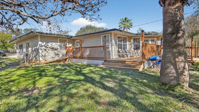 1508 E St, Floresville, TX 78114