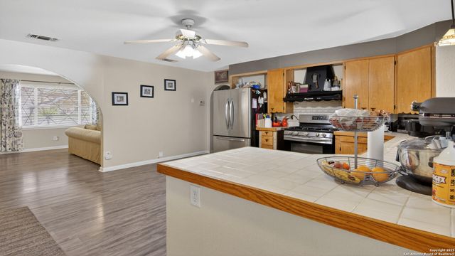 1508 E St, Floresville, TX 78114