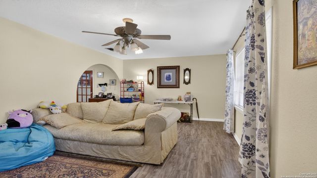 1508 E St, Floresville, TX 78114