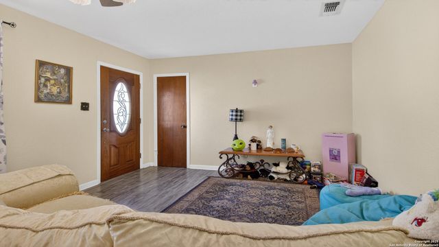 1508 E St, Floresville, TX 78114