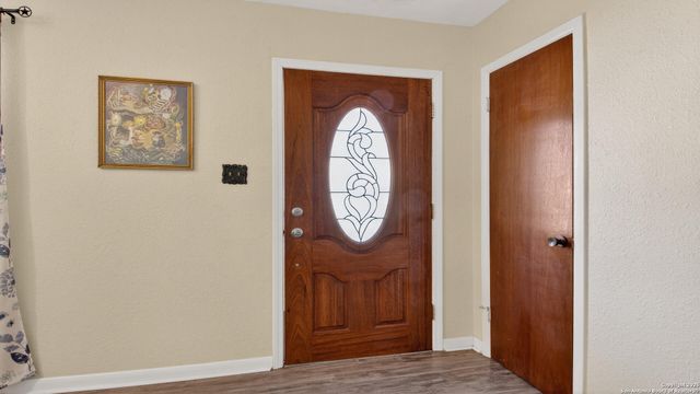 1508 E St, Floresville, TX 78114